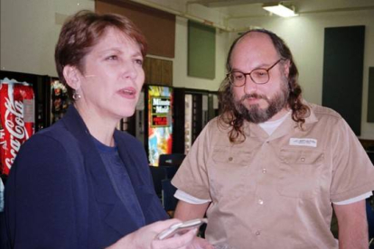 El espía istaelí Jonathan Pollard junto a la misnitrs israelí de Comunicación Limor Livnat, en 1997.-Foto: AP