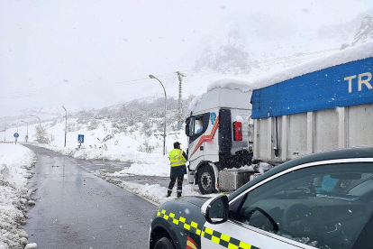 Un agente de la Guardia Civil asiste a un camión en la provincia de León.-ICAL