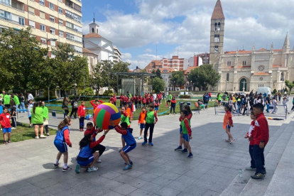 Una imagen de las actividades desarrolladas en el Portugalete a los pies de la catedral en el IX Día de la Educación Física en la calle. / G. VELASCO