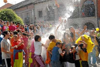 Un grupo de vecinos disfruta del pistoletazo de salida de las fiestas.-El Mundo