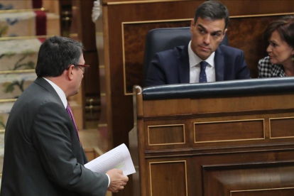 Sánchez observa a Aitor Esteban en el Congreso-DAVID CASTRO