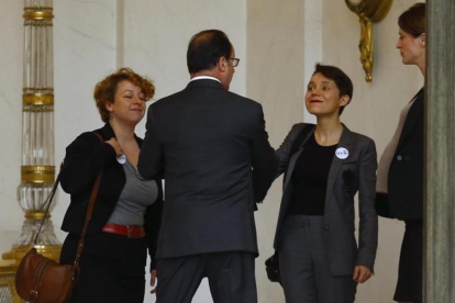Hollande con víctimas de los atentados de París.-AP / Francois Mori