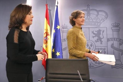 Soraya Sáenz de Santamaría, vicepresidenta en funciones, e Isabel García Tejerina, ministra de Agricultura en funciones, el pasado mes de enero en la Moncloa.-JOSÉ MANUEL PRATS