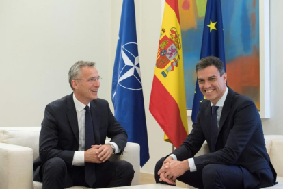 Sánchez y el secretario general de la OTAN, Jens Stoltenberg.-CURTO DE LA TORRE (AFP)