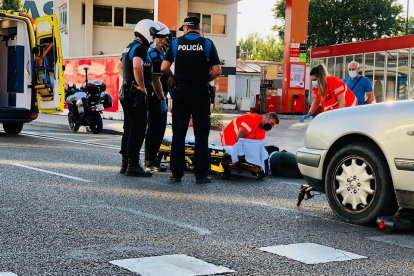 Imagen facilitada por la Policía de Valladolid del momento del auxilio al herido en el accidente - EUROPA PRESS