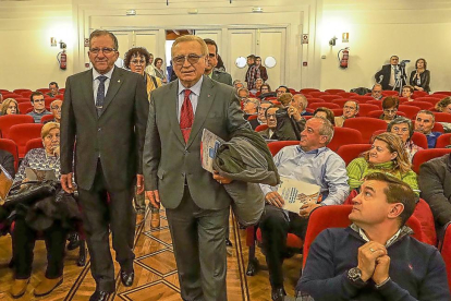 El presidente de los donantes de Valladolid, Nicolás Patino, izquierda, el presidente nacional, Martín Manceñino, y detrás Rafaela Romero.-PHOTOGENIC / MIGUEL ÁNGEL SANTOS