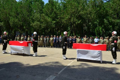 Ceremonia militar con los ataúdes de los dos militares fallecidos esta madrugada en Diyarbakir.-Foto: AP