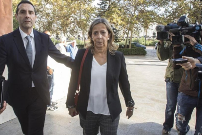 La tesorera del PP, Carmen Navarro, este lunes a su llegada a los juzgados de València.-MIGUEL LORENZO
