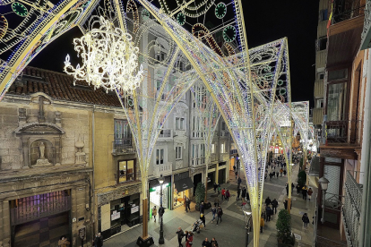 Luces de Navidad en la Calle Santiago. -PHOTOGENIC/PABLO REQUEJO.