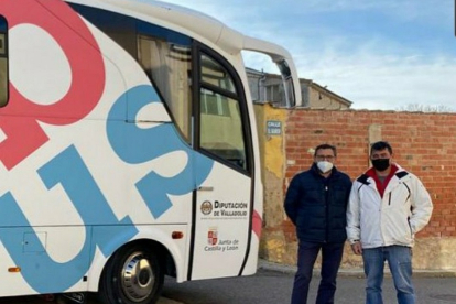 Francisco Ferreira (izquierda) posa junto al alcalde de Villavaquerín con un bibliobús. | E.M.