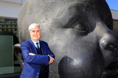 El leonés Juan José Badiola al lado de una estatua de Antonio López en Madrid.-RAQUEL P. VIECO