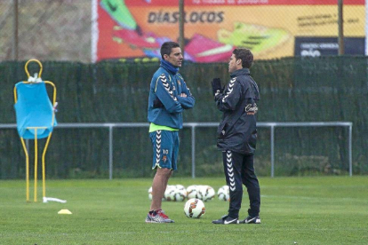 Rubi y Óscar conversan durante más de cinco minutos mientras el equipo corría en los Anexos-Pablo Requejo