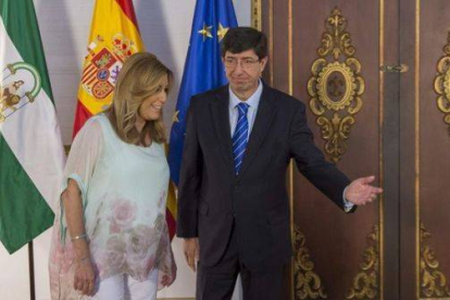 La socialista Susana Díaz y el líder de Ciudadanos en Andalucía, Juan Marín, tras rubricar el pacto que garantiza la investidura.-Foto: EFE / JULIO MUÑOZ