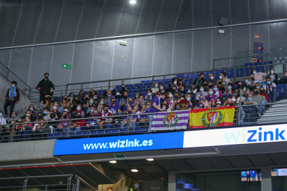 Aficionados del Pucela Basket en la tribuna del Wizink Center. / LOF