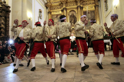 Tradicional baile del Paloteo en la localidad de Casarejos con motivo de la festividad de San Ildefonso-Ical
