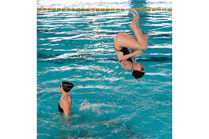 Selección española júnior de natación sincronizada en Río Esgueva. / J. M. LOSTAU
