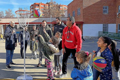 Los alumnos delMiguel Íscar estrenan la canasta de minibasket ante la mirada de ‘Feñe’, Puente y Astilleros.-EL MUNDO