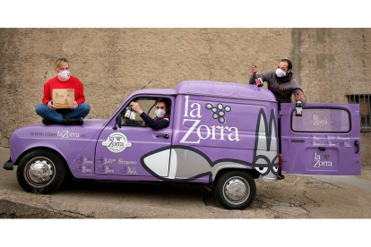 En la imagen, Ana Agustín Maíllo, Mariona (dentro de la furgo) y Mohamed. Juntos forman el equipo de La Zorra. / ENRIQUE CARRASCAL.