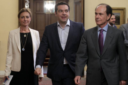 El primer ministro griego, Alexis Tsipras (c), a su llegada ayer a la sede presidencial para participar en una reunión con líderes políticos en Atenas (Grecia).-Foto: EFE