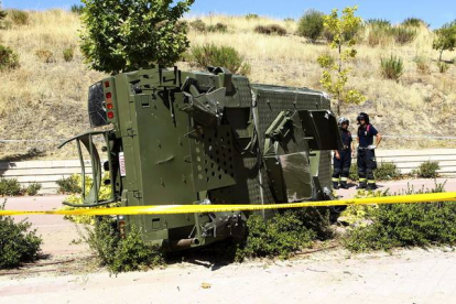 Un vehículo militar blindado ha sufrido hoy un aparatoso accidente de tráfico en la avenida Monasterio de Silos de Madrid.-Foto: EFE