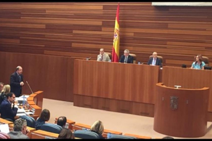 Juan Vicente Herrera en el Pleno de las Cortes-EUROPA PRESS