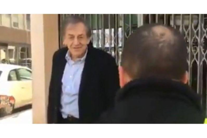 Captura de vídeo del momento en que un chaleco amarillo increpa a Alain Finkielkraut, el sábado en París.-