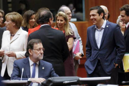 Rajoy, solo, ante Merkel, Tsipras y Hollande, este domingo en la cumbre de Bruselas.-Foto:   OLIVIER HOSLET / EFE