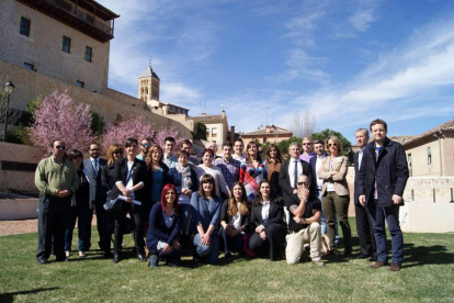 La alcaldesa de Segovia, Clara Luquero, posa junto a los participantes en la primera Lanzadera de Empleo y Emprendimiento Solidario de Segovia-Ical