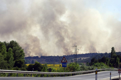 Fuego declarado en Barcebalejo(Soria) visto desde la N-122, que ha sido cortada.-Ical