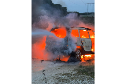 Coche calcinado en Valladolid.-BOMBEROS DIPUTACIÓN