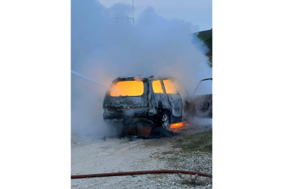 Coche calcinado en Valladolid.-BOMBEROS DIPUTACIÓN