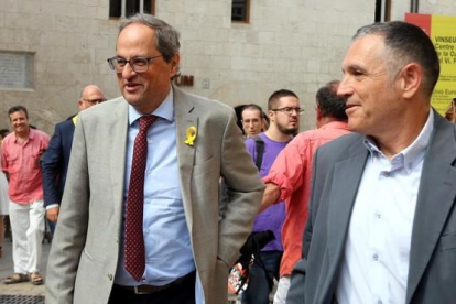 Quim Torra junto al alcalde de Vilafranca del Penedès, Pere Regull, antes de la diada de Sant Fèlix.-ACN