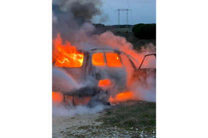 Coche calcinado en Valladolid.-BOMBEROS DIPUTACIÓN