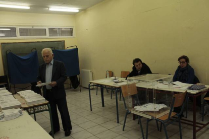 Un ciudadano Griego a punto de ejercer su derecho a voto en un colegio electoral de Atenas.-Foto: AINA VALLDAURA