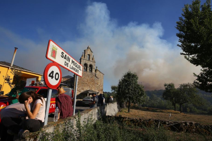Incendio entre las localidades de Berlanga del Bierzo y San Miguel de Langre (León).-ICAL