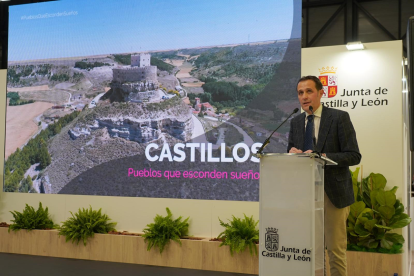 El presidente de la Diputación de Valladolid, Conrado Íscar, presenta el Plan de Sostenibilidad Turística de los Castillos. E.M.
