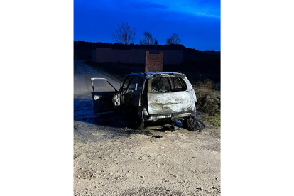 Coche calcinado en Valladolid.-BOMBEROS DIPUTACIÓN