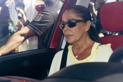 La cantante Isabel Pantoja saliendo de la cárcel de Alcalá de Guadaíra (Sevilla), con un permiso penitenciario, el pasado 30 de julio.-EFE