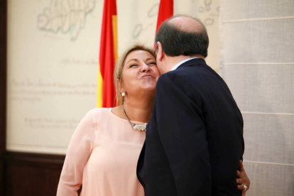 El presidente de la Junta, Juan Vicente Herrera, felicita a Rosa Valdeón tras tomar posesión como vicepresidenta y consejera de Economía y Empleo de la Junta de Castilla y León-Ical