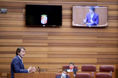 Alfonso Fernández Mañueco durante su comparecencia de hoy ante el pleno. - ICAL
