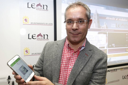 El concejal del área de Quejas y Sugerencias, José María López de Benito, presenta la nueva aplicación móvil ‘Línea Verde’ para que los usuarios puedan informar de las incidencias de la ciudad-