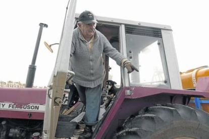 El presidente saliente José Mujica, de hábitos ascéticos, a bordo de un tractor, en sus tierras en las afueras de Montevideo.-Foto:  AP / MATILDE CAMPODONICO