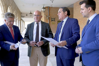 Rafael López Iglesias, Jesús Julio Carnero, Antonio María Sáez Aguado y David Esteban ayer, en Medina de Rioseco.-ICAL