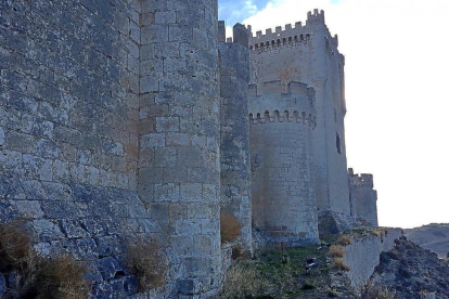 Zona del castillo de Peñafiel donde el Ayuntamiento quiere reconstruir la muralla para que sea visitable.-A.P.