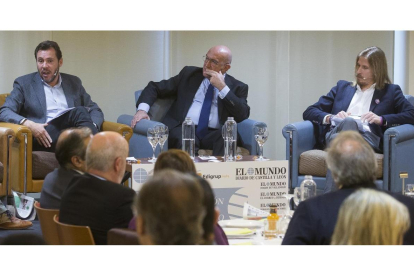 Óscar Puente, Jesús Julio Carnero y Pablo Fernández, en un momento del Club de Prensa de EL MUNDO DE CASTILLA Y LEÓN-J. M. LOSTAU