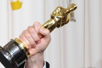 Un actor sostiene un Oscar.-AFP