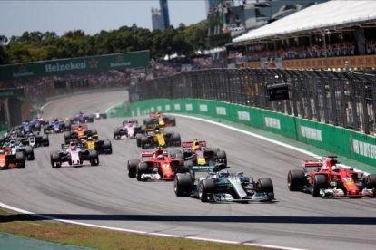 Vettel (derecha) adelanta a Bottas en la salida del GP de Brasil.-REUTERS / UESLEI MARCELINO
