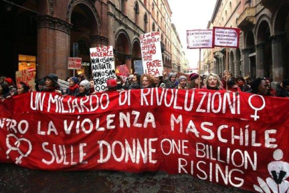 Manifestación feminista en Bolonia (Italia) contra la violencia machista.-EFE / GIORGIO BENVENUTI