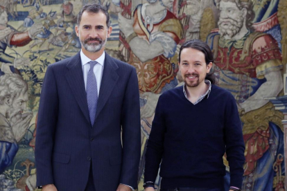 El Rey Felipe VI junto al líder de Podemos, Pablo Iglesias.-EL MUNDO