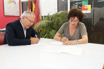 La concejala de Servicios Sociales, Rafael Romero Viosca, y el presidente de la Fundación Cauce, Ramón Martínez Lanao, firman un convenio de colaboración-ICAL